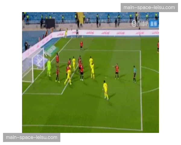 转播慢镜回放显示，马赛进球前参与角球进攻的球员存在疑似越位争议